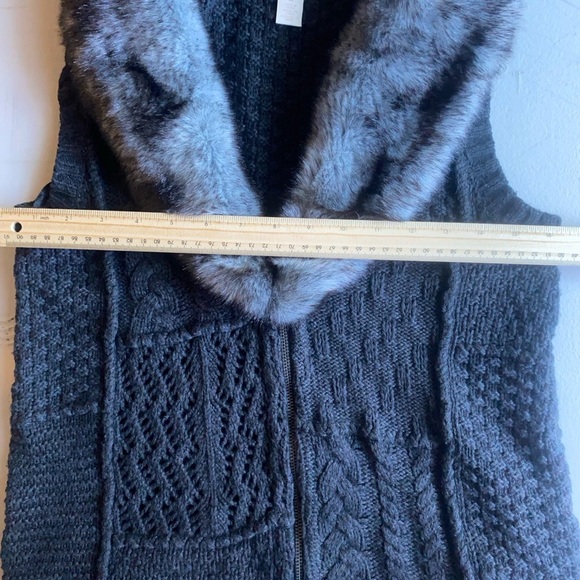 Chico’s Black Knit‎ Sweater Vest w/ Faux Fur Collar Size 0 (S) - Picture 4 of 11